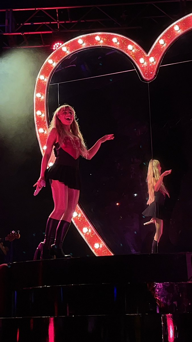 centralsbr's tweet photo. Mais fotos de Sabrina Carpenter no palco da #EICSTour hoje, em Birmingham. 

📷: @feelinserrated https://t.co/wbMCl167oS