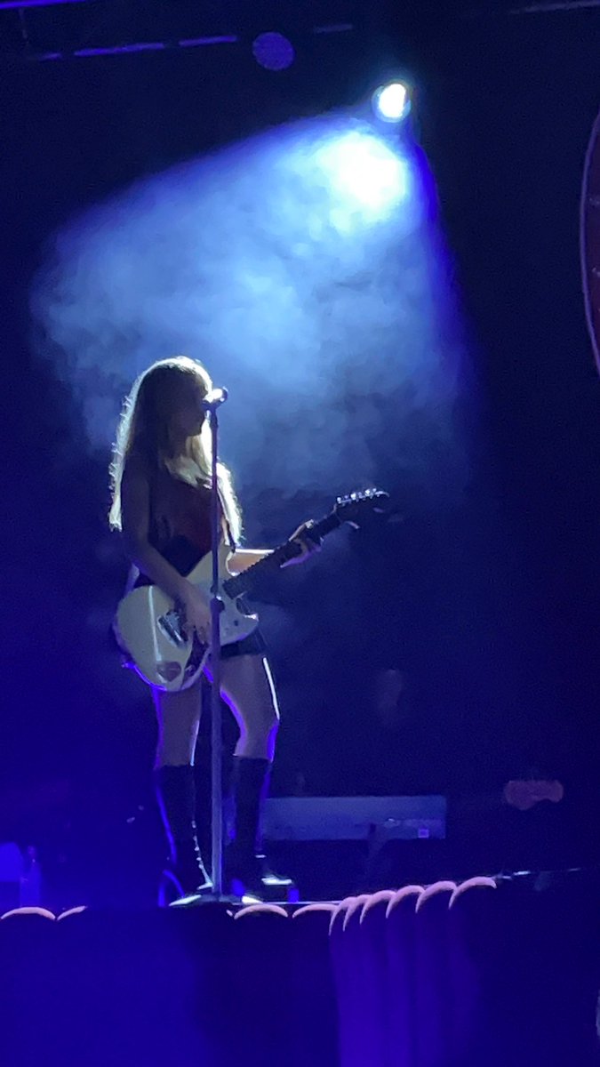 centralsbr's tweet photo. Mais fotos de Sabrina Carpenter no palco da #EICSTour hoje, em Birmingham. 

📷: @feelinserrated https://t.co/wbMCl167oS