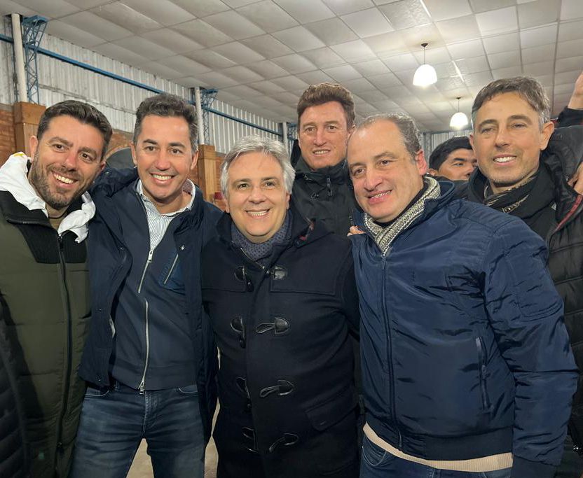 CordobaVerdad's tweet photo. 𝗠𝗔𝗥𝗧𝗜́𝗡 𝗟𝗟𝗔𝗥𝗬𝗢𝗥𝗔 𝗙𝗘𝗦𝗧𝗘𝗝𝗢́ 𝗘𝗟 “𝗨𝗥𝗡𝗔𝗭𝗢” 𝗘𝗡 𝗦𝗔𝗡𝗧𝗜𝗔𝗚𝗢 𝗧𝗘𝗠𝗣𝗟𝗘
En las tres elecciones de las jornadas ganaron los oficialismos.
https://t.co/YnYShfc7uq https://t.co/yE0RQ8RMOT