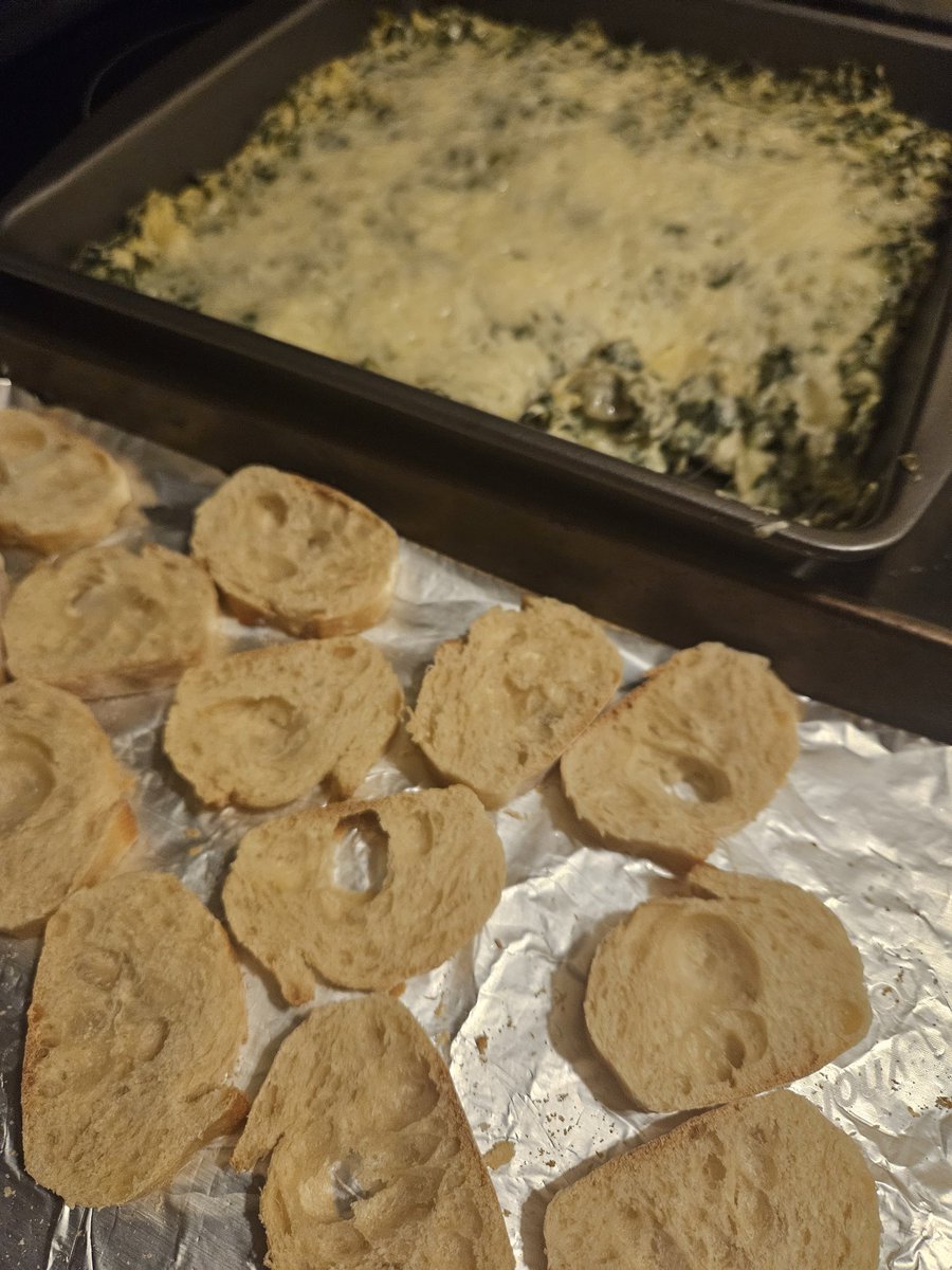I'm literally obsessed with spinach artichoke dip 😭😭😭 used toasted faguettes instead of chips 🥰