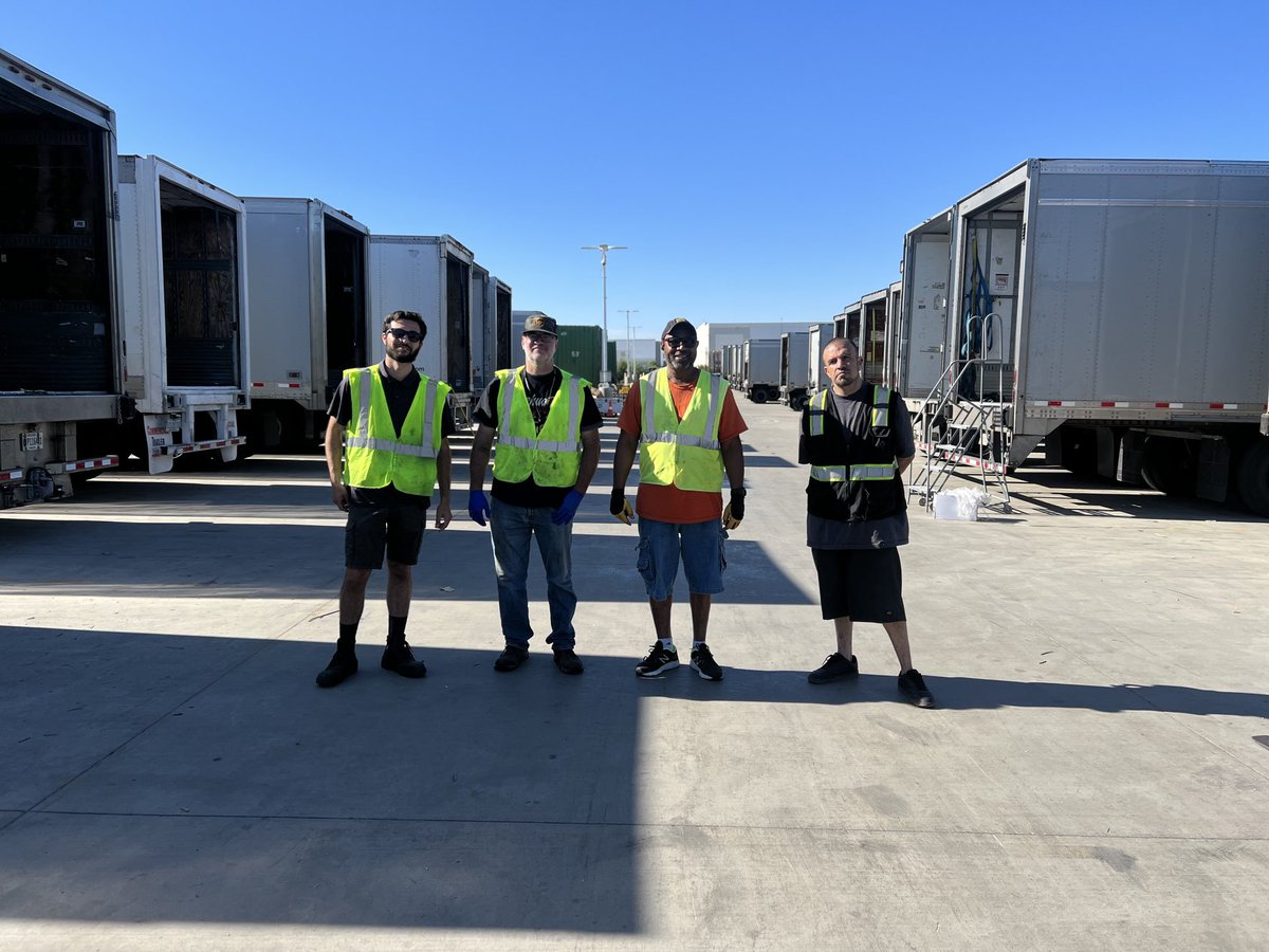 JMejiaSimental's tweet photo. Happy Father’s Day to the incredible Dad’s at work today!! We appreciate your dedication 💪 #FathersDay #ProtectTheEmpire ⁦⁦@UPSEmpireFeeder⁩ ⁦@UPS⁩ @ChavezJoeUpser⁩  ⁦@TyThomasJr3⁩ ⁦@ErnestFierro⁩ ⁦@divine2wincom⁩ ⁦@logisticsboss⁩ https://t.co/bs4EXRqovQ