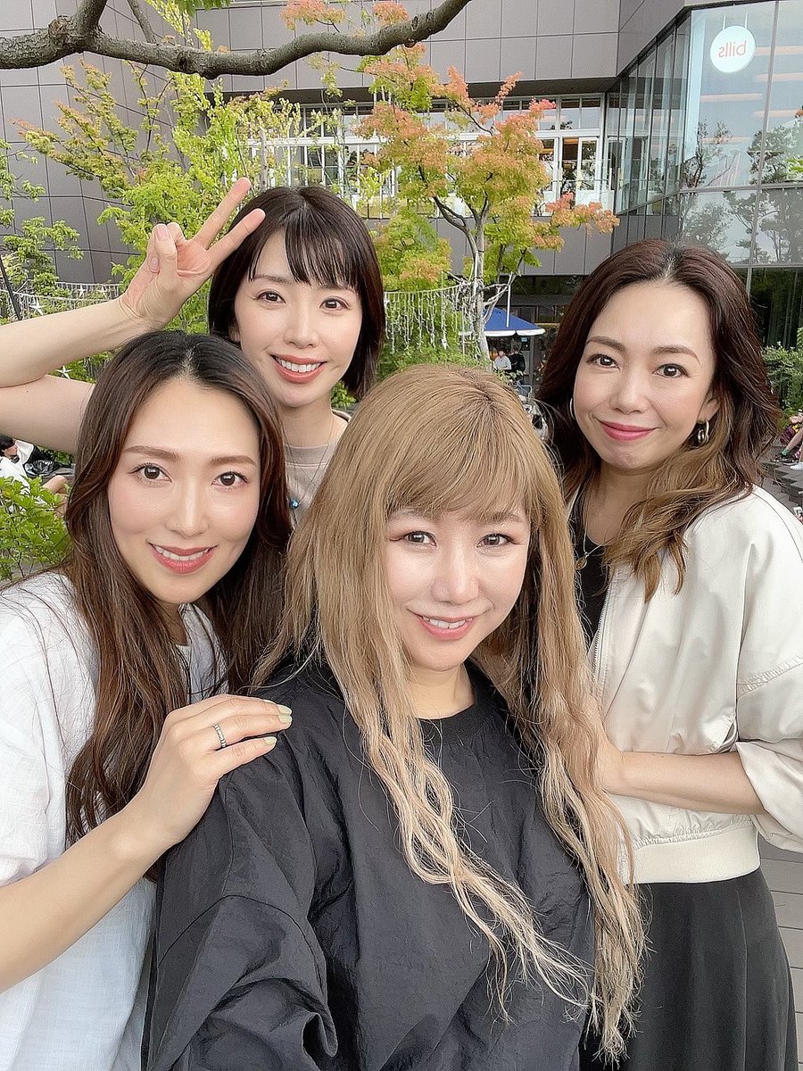 yuki_maeda_'s tweet photo. 先日、振付師のりょんりょんことRyonRyon先生とひっさしぶりにお会いしました❣️
個人的には私が参加したSALT5というユニットの曲を振付して頂きハロコンでも色々とお世話になり、懐かしい話に花が咲きました🌼最後めぐみちゃん踊り出して何の曲か当てるというクイズで盛り上がって爆笑🤣
りょん部会❤️ https://t.co/GAuxOxeob3