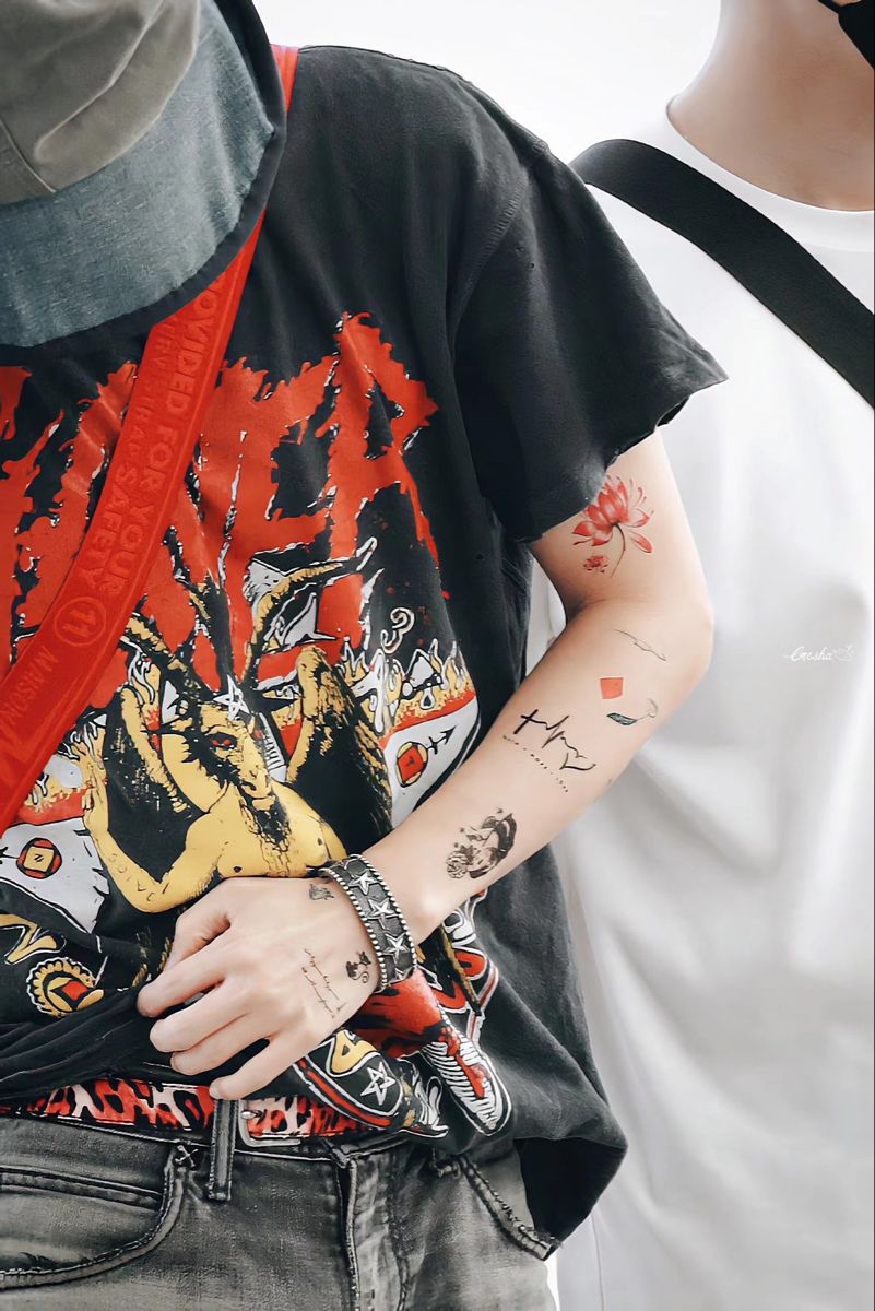 PinkMagicCloud's tweet photo. Y pensar que ahora ya tiene sus verdaderos tatuajes ♡
Ojala un dia podamos verlos de cerca en un concierto en solitario
Por favor promotoras en México atrevanse a traelo no se arrepentiran
#YesungSoloConcertInLatam
@shfly3424 @ocesa_kpop @dilemmamx #YeSunday https://t.co/tDfHIEbee6