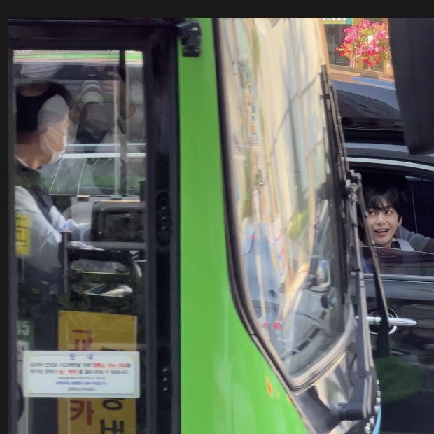 mx0l26l0's tweet photo. バスの運転手と目が合うヒョンウォン VS  見知らぬおじさんにファンサするショヌ https://t.co/jD0HJqlePM