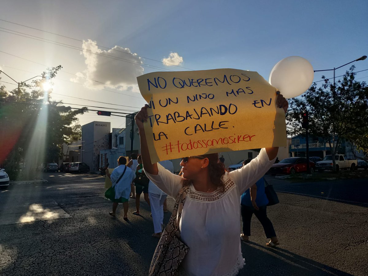 MalaArriaga's tweet photo. Iker de 7 años  murió atropellado cuando hacía malabares en las calles de la av. Líbano en #Merida. El menor era originario de Chiapas. Le recordó a la ciudadanía la red de #tratadepersonas que opera en #Yucatan  y  explota a las infancias  a la vista de todos.  #periodismo https://t.co/ccXyh8tdG7