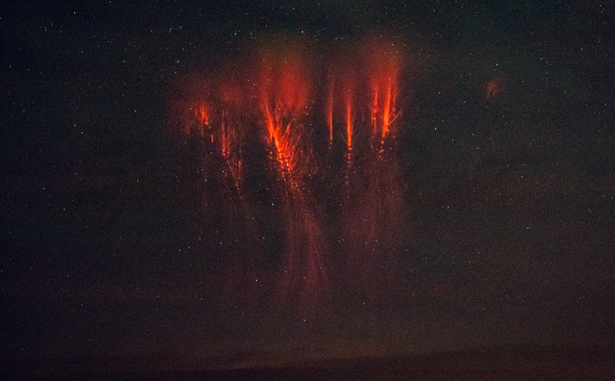 Sprites are a 'new' phenomenon. Into the mid-1990s sprites were thought to be a myth. Modern technology lets us see them in high resolution. Last night, a severe storm in Tulsa produced huge sprites every 2-3 minutes visible from Texas #stormhour 

6.17.2023 - Pampa, TX