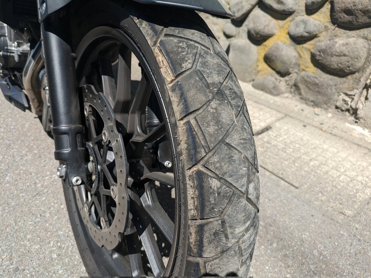 400XandTRICITY's tweet photo. 本日タイヤ交換です。
点検の際に溝がないと言われて乗るのを自粛していましたが、やっと交換に行けます。
#400X https://t.co/OvMTuvflN2