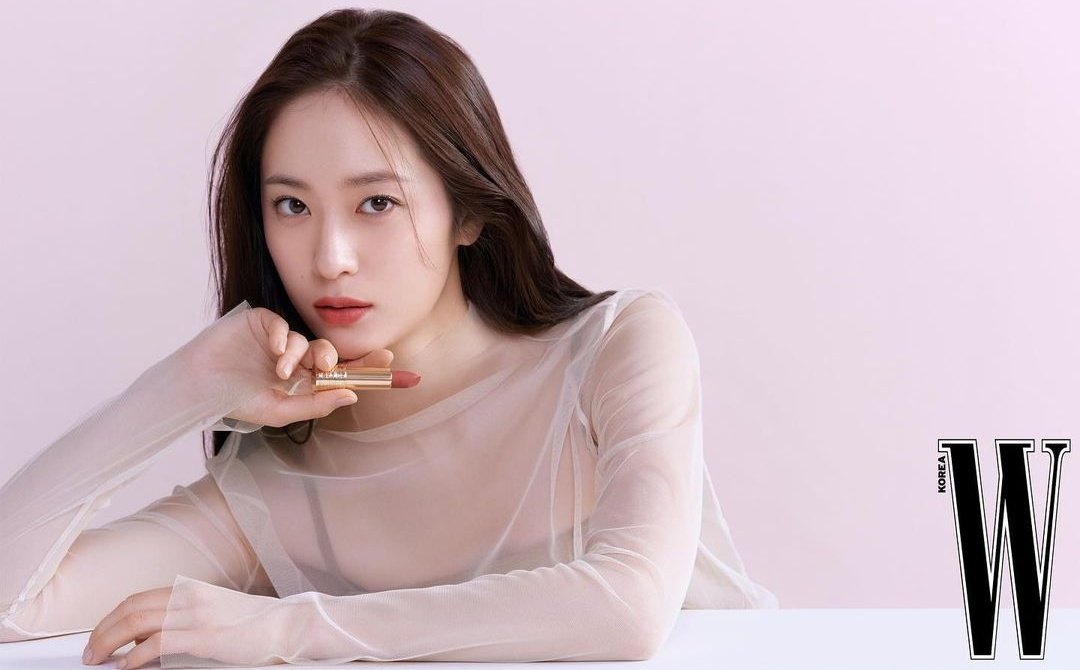 #Krystal for Lancôme's L Absolue Rogue Cream Lipstick

cr. W Korea
instagram.com/p/Ctpxm9FSIbQ/…

#JungSoojung #크리스탈 #정수정