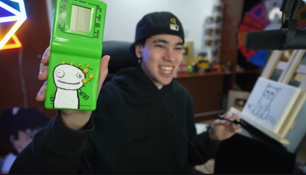 📣| Spreen painted dream's logo in his gameboy on stream !!! 💚

twitch.tv/ElSpreen