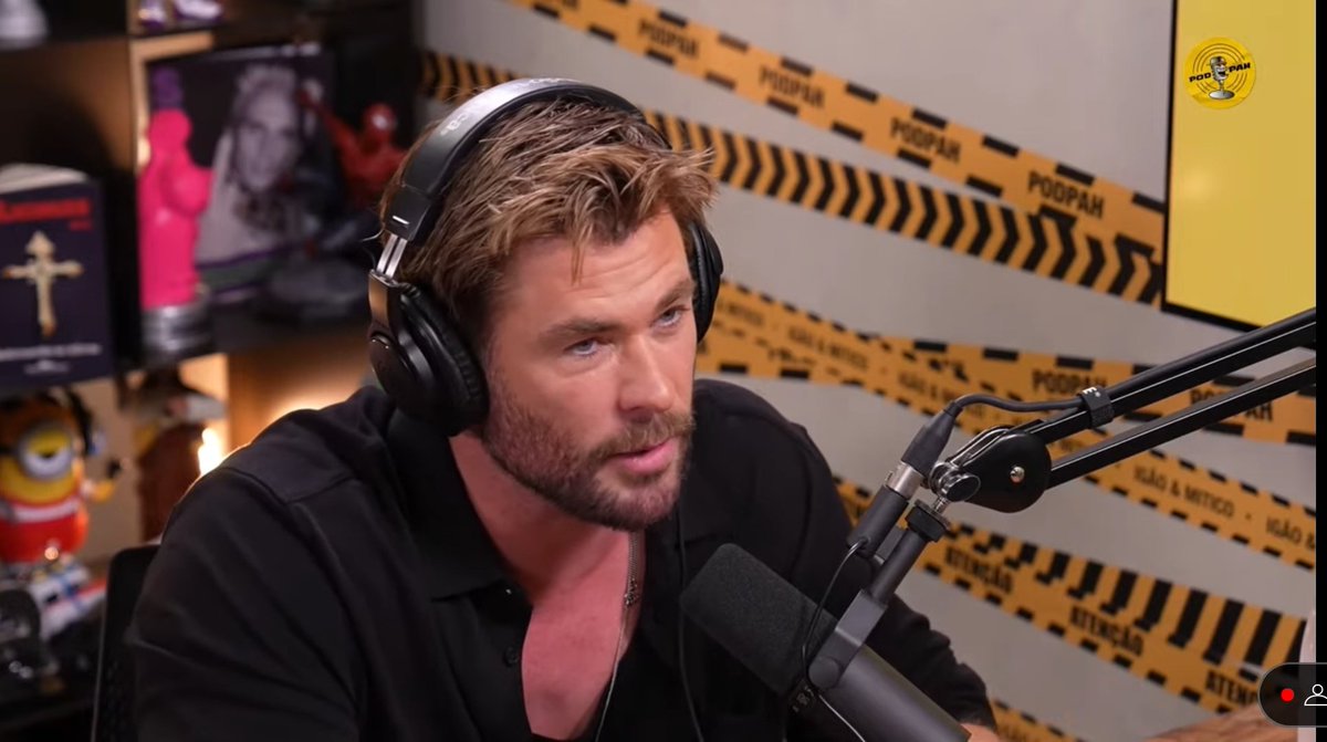 Igao: “Chris, você conhece algum jogador brasileiro?

Chris: “Sou fã de um Calvo aí que adora fazer gol em time verde 

Igao: “Um Time Verde?”

Chris: "Chamam ele de o Calvo da Fiel joga no Corinthians"

Igao: "Vc conhece o Cássio?"

Chris: “Na marvel todos nós conhecemos ele,