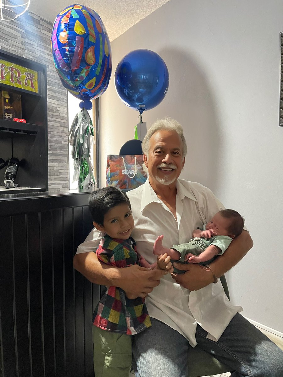 paumtll's tweet photo. Esta foto🫶🏼… Mi papá con sus dos nietos, ¿qué más puedo pedir, que no sea ver esa sonrisa pintada en su rostro? #FelizDiaPapa https://t.co/QR509yUMu7