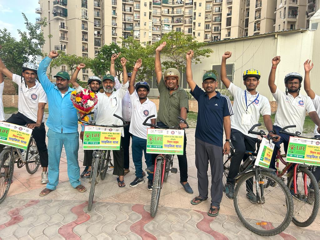 NssBhu's tweet photo. काशी हिंदू विश्वविद्यालय मालवीय भवन से शास्त्री भवन नई दिल्ली तक आयोजित "मिशन लाइफ साइकिल यात्रा" के  ग्रेटर नोएडा आगमन पर साइकिल यात्रियों को श्री राघवेंद्र कुमार "हेलमेट मैन ऑफ इंडिया" ने संबोधित किया। @YASMinistry @_NSSIndia @NSSRDLucknow @ianuragthakur @dpradhanbjp @bhupro https://t.co/TAncabeXpX
