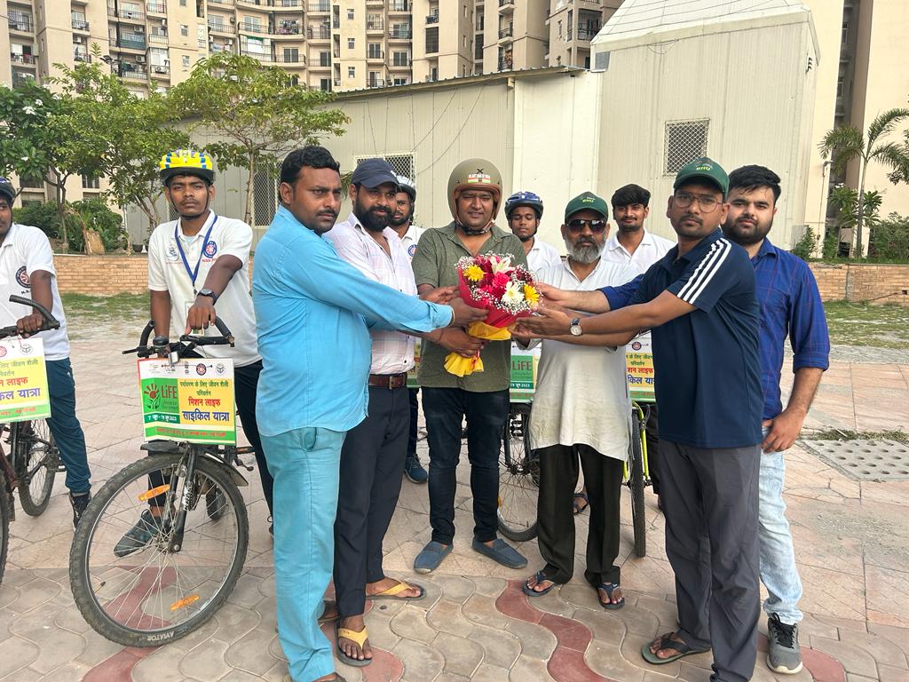 NssBhu's tweet photo. काशी हिंदू विश्वविद्यालय मालवीय भवन से शास्त्री भवन नई दिल्ली तक आयोजित "मिशन लाइफ साइकिल यात्रा" के  ग्रेटर नोएडा आगमन पर साइकिल यात्रियों को श्री राघवेंद्र कुमार "हेलमेट मैन ऑफ इंडिया" ने संबोधित किया। @YASMinistry @_NSSIndia @NSSRDLucknow @ianuragthakur @dpradhanbjp @bhupro https://t.co/TAncabeXpX