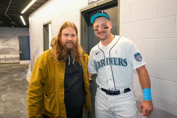 Cal Raleigh and Chris Stapleton pose for a photo in the Mariners clubhouse.