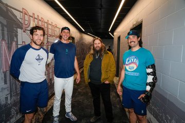 Penn Murfee, Logan Gilbert, Chris Stapleton and Robbie Ray pose for a photo in the Mariners clubhouse