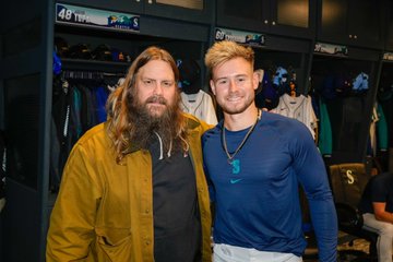 Chris Stapleton and Jarred Kelenic pose for a photo in the Mariners clubhouse.