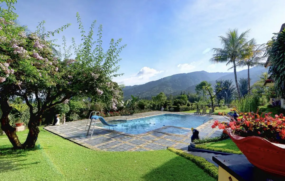 catatanhotel's tweet photo. nemu hotel &amp; villa di puncak 200rban tapi viewnya pegunungan cantik banget nih ✨ cocok buat liburan keluarga ada kolam renangnya adem banyak pohon✨

📍The Jayakarta Cisarua Inn
📌 https://t.co/dNmkqDnZHa https://t.co/DtZNPphFHo