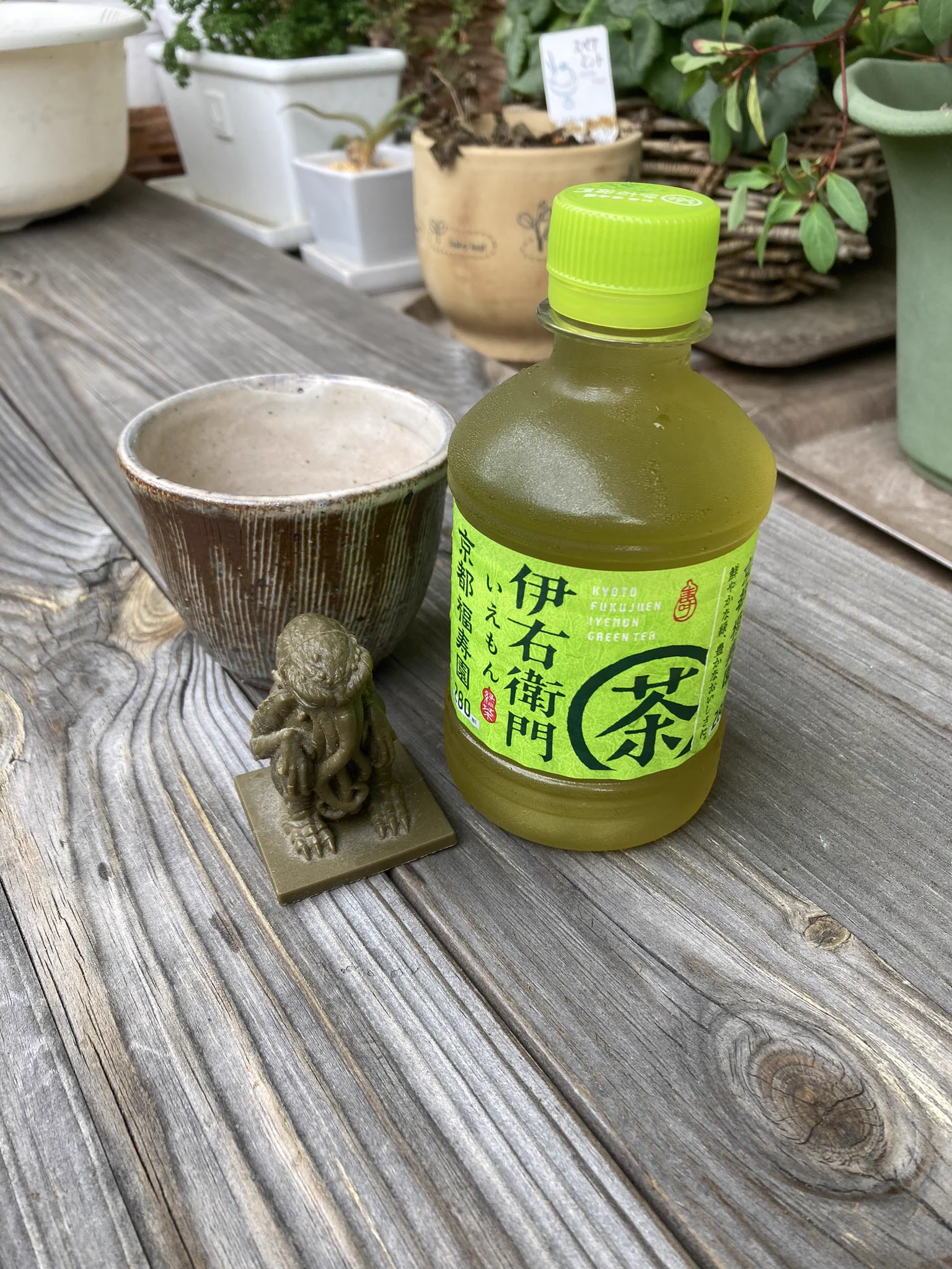 Twitterのみんな！緑茶は生活習慣病の予防にもなるし、ビタミンやミネラルも入っているぞ。エナドリは最後の手段にして今日はお茶にしてみないか？クトゥルフ様の復活まで健康で長生きしてくれよな！ 