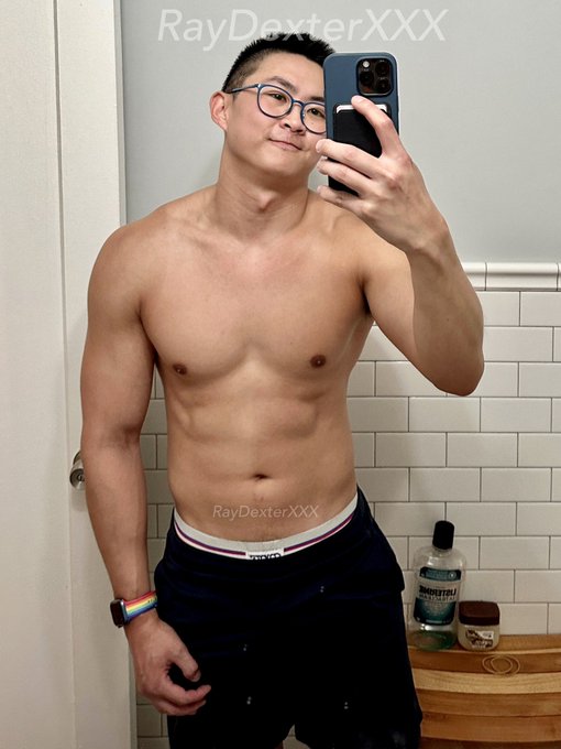 It&rsquo;s Daddy&rsquo;s Day 👨🏻 be sure to listen to Daddy and behave 😈 https://t.co/oIcxvySFXE