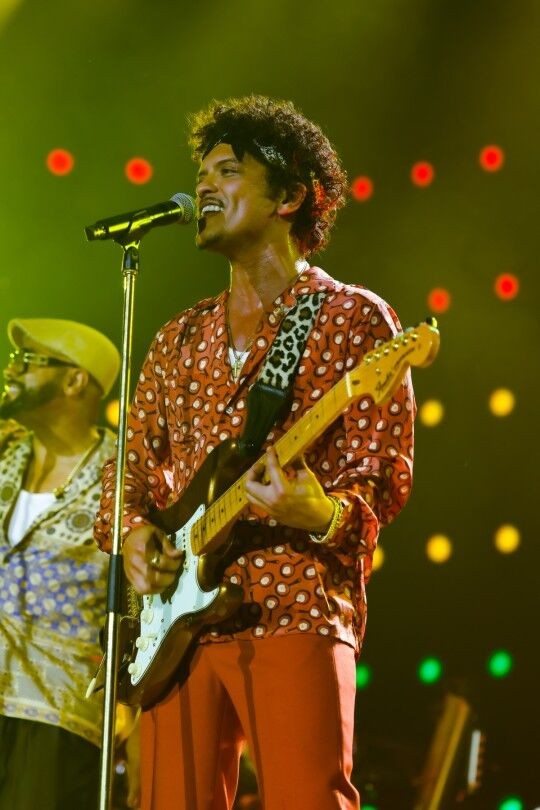tang__kira's tweet photo. Hyundai Card klarifikasi mereka mengundang berbagai selebritis untuk menghadiri konser Bruno Mars tetapi lebih sedikit dari biasanya

Netizen komplain kenapa banyak selebritis di lokasi strategis saat konser Bruno Mars

Konser Bruno Mars ditonton 100 ribu penonton dalam 2 hari https://t.co/8BAJfc47Fm