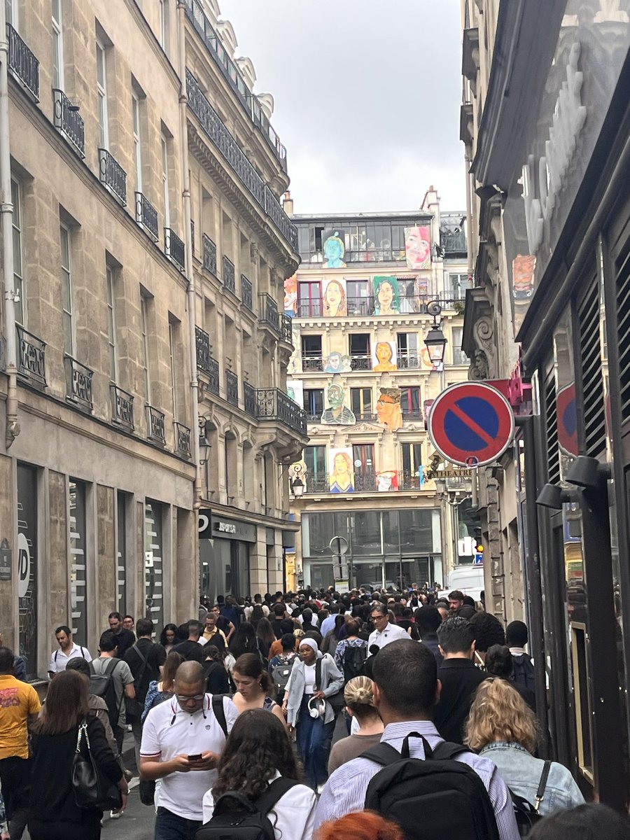 _Stephan1881's tweet photo. Tous les jours, Valérie Pecresse teste la limite des gens avec ses transports pourris. Présentement à Châtelet pour prendre la ligne 1 parce que le #RERA ne s’arrête qu’à Auber.
Heure estimée à Rueil 10h30 (avec de la chance 🤞🏿)
Bonne journée 😅 https://t.co/xQkDehKbp8