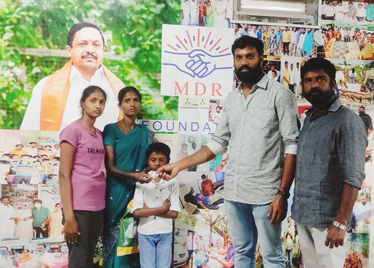 MDR_Foundation's tweet photo. పటాన్‌చెరువు పట్టణంలోని బాలాజీ నగర్ కాలనీలోని  విద్యార్థిని చదువుల కోసం కావలసిన నోటుబుక్స్ అవసరాల నిమిత్తం #MDRఫౌండేషన్ చైర్మన్ మాదిరి దేవేందర్ రాజు గారి సహకారంతో #MDRఫౌండేషన్ ఆధ్వర్యంలో ఆర్థిక సహాయం అందించి పై చదువుల కోసం #MDRఫౌండేషన్ అధ్యక్షుడు మధుసూదన్ చేతుల మీదుగా అందించారు. https://t.co/GEXxRmgs5n