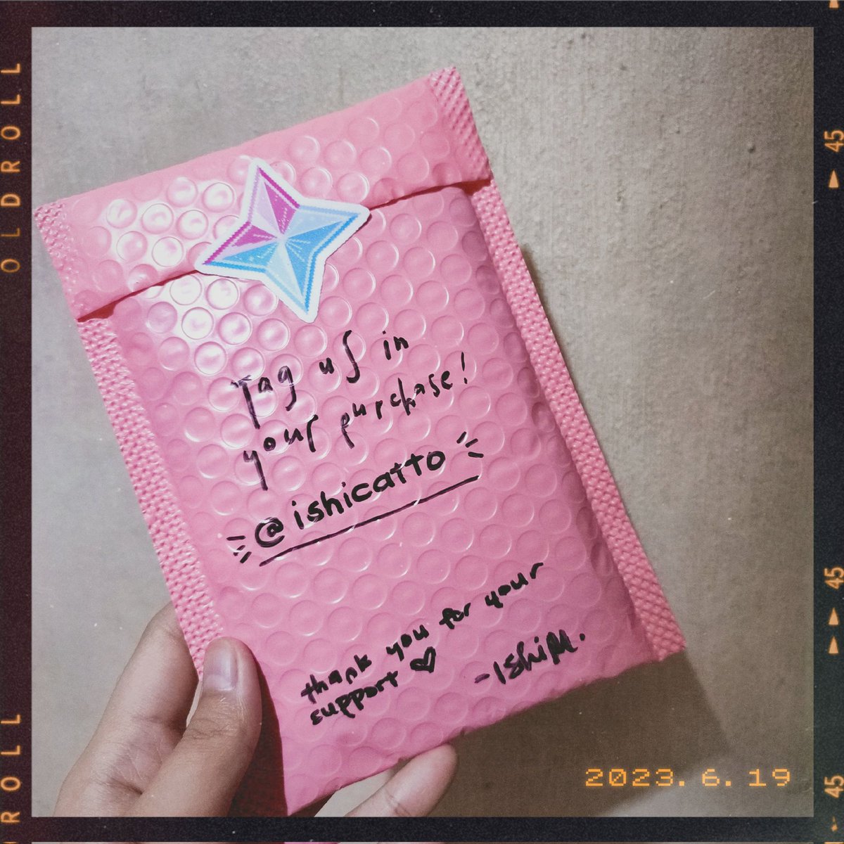 darurunii's tweet photo. Excited with my Pompom wallet
(⁠*⁠˘⁠︶⁠˘⁠*⁠)⁠.⁠｡⁠*⁠♡
This wonderful stuff is from @ishicatto✨ Check out her stuffs on Shopee (⁠~⁠￣⁠³⁠￣⁠)⁠~ https://t.co/oh6M6ZSXnF