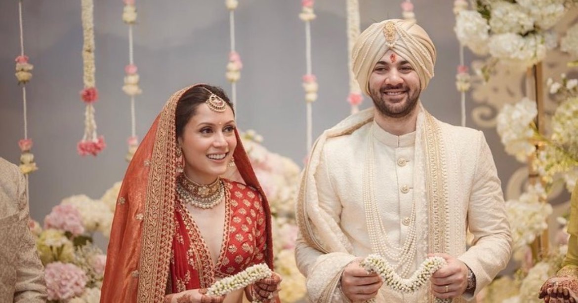 #KaranDeol and #DrishaAcharya’s wedding pics are all things dreamy! 💕