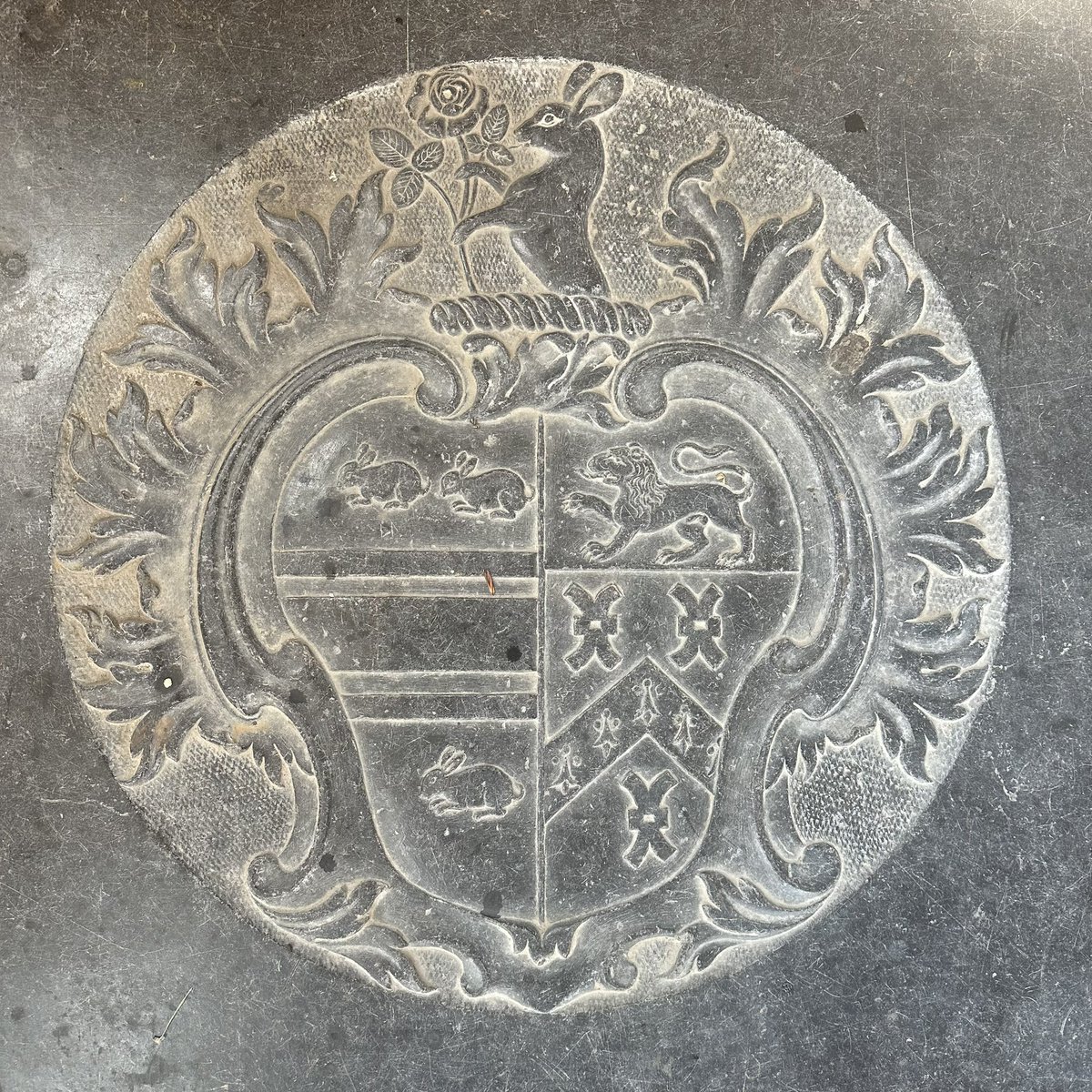 👀 #WalpoleStPeter #Norfolk 

Edwin Cony & his wife, Elizabeth.
Died 1755 & 1745.

Of their 5 sons & 1 daughter, only 2 sons & 1 daughter outlived them.

• Lynn Regis is #KingsLynn
 • Coney old name for rabbit - so hence many rabbits on the Cony Coat of Arms

#MemorialMonday