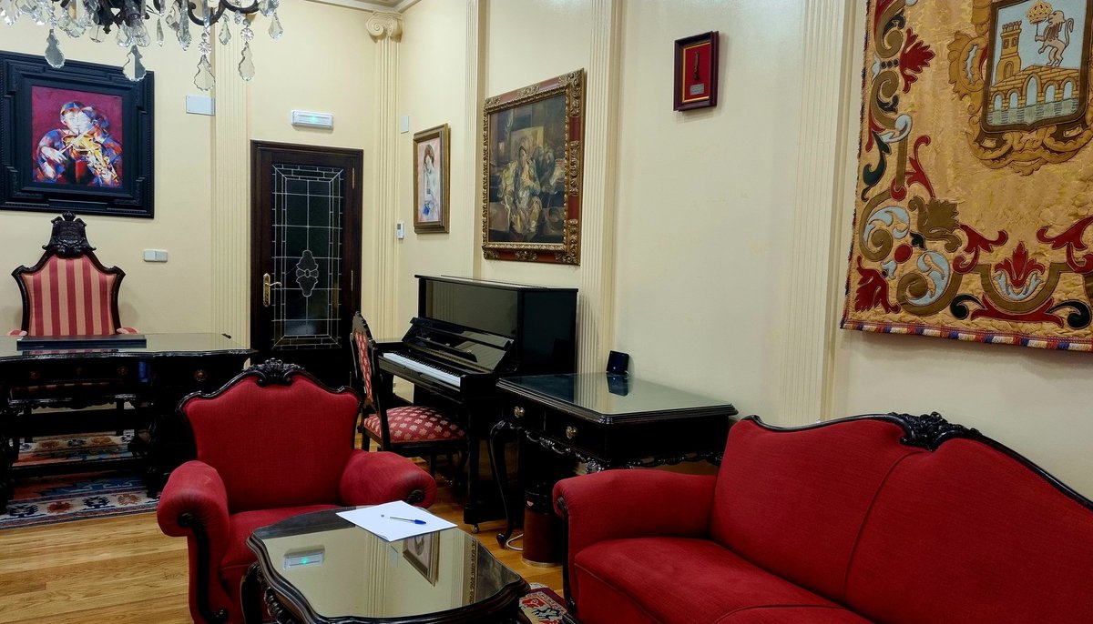 Y el primer día a las 8 de la mañana...

Como marca la tradición ante un nuevo mandato, el secretario del pleno me espera a primera hora en un despacho de alcaldía vacío, con papel y un boli.

Volver a empezar... o  continuar.

De nuevo, GRACIAS. 
No os defraudaré.