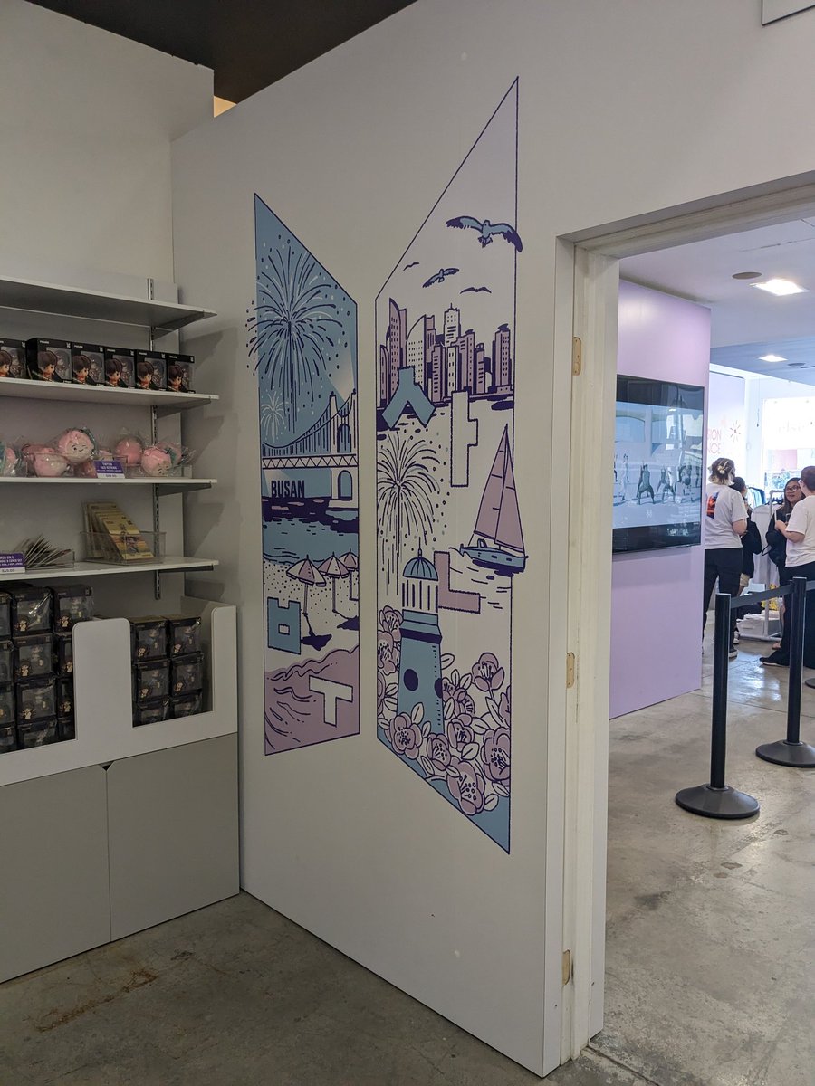 Joyco_LA's tweet photo. また来てしまった、LAのBTS Pop-up Store😆
最近アミになった年配のお友達、フリーウェイは運転できないと言うので、今日私は運転手🚙
嬉しそうにグッズを選んでる彼女の姿にとても嬉しい気分💜
#BTS 
#BTS_Popupstore_LA 
7964 Melrose Ave, Los Angeles, CA 90046 https://t.co/9qnEWnV7TS
