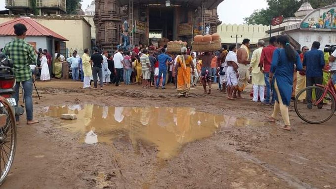 laxmimohanty_12's tweet image. ଶ୍ରୀମନ୍ଦିର ନିକଟରେ କାଦୁଅ, 5Tସଚିବ ବାବୁ ସେଦିନ ଶ୍ରୀମନ୍ଦିର ପରିସରରକୁ ନେଇ ବଡ ବଡ ଭାଷଣ ମାରୁଥିଲ, ଏବେ ଏ କାଦୁଆ କଉଠୁ ଆସିଲା, ନବୀନ ବାବୁ ବିଶ୍ବପ୍ରସିଦ୍ଧ ରଥଯାତ୍ରା ପାଇଁ ଲୋକ କାଦୁଅ ଦେଖିବେ, ତୁରନ୍ତ ମରାମତି କରାଯାଉ।।
@bjd_odisha #5twork @CMO_Odisha #PuriDham