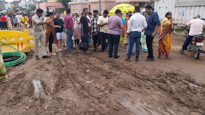 laxmimohanty_12's tweet image. ଶ୍ରୀମନ୍ଦିର ନିକଟରେ କାଦୁଅ, 5Tସଚିବ ବାବୁ ସେଦିନ ଶ୍ରୀମନ୍ଦିର ପରିସରରକୁ ନେଇ ବଡ ବଡ ଭାଷଣ ମାରୁଥିଲ, ଏବେ ଏ କାଦୁଆ କଉଠୁ ଆସିଲା, ନବୀନ ବାବୁ ବିଶ୍ବପ୍ରସିଦ୍ଧ ରଥଯାତ୍ରା ପାଇଁ ଲୋକ କାଦୁଅ ଦେଖିବେ, ତୁରନ୍ତ ମରାମତି କରାଯାଉ।।
@bjd_odisha #5twork @CMO_Odisha #PuriDham