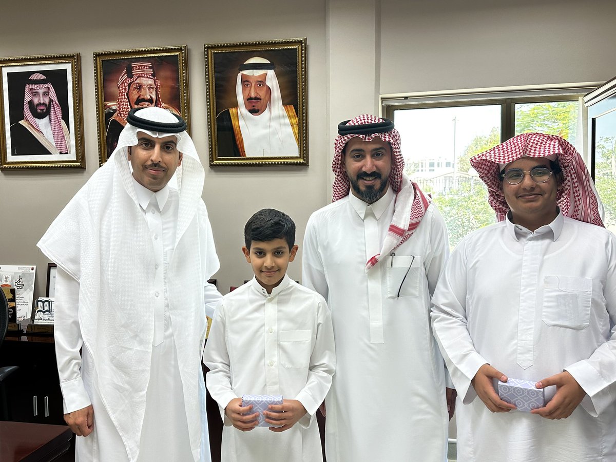 كرّم مدير مدرسة #المروج_المتوسطة الطلاب المشاركين في المسرح المدرسي ب #الهيئة_الملكية_بالجبيل 
#طموحنا_عالٍ