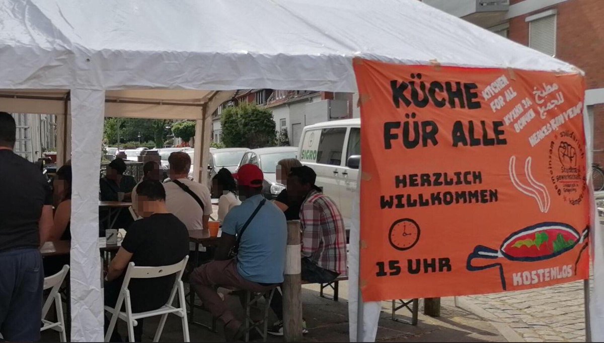 soli_groepel's tweet photo. 1/3 Mehr als 60 Mitglieder + Kinder waren heute bei unserer gemeinsam vorbereiteten Küfa. Die Stimmung war super. Neben leckeren Essen gab es viele Gespräche. 
Wir sind selber jedes Mal wieder überrascht, wie die Stadtteilgewerkschaft wächst. Wie sich die einzelnen Menschen aus https://t.co/jYzROfUTJ2