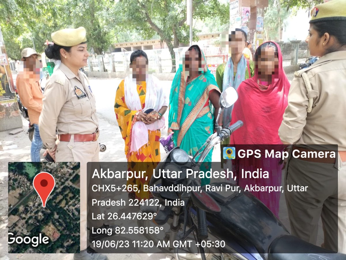 #ambedkarnagarpolice थाना को0 अकबरपुर एंटीरोमियो टीम द्वारा #MissionShakti,साइबर-1930 व यातायात जागरुकता अभियान कार्यक्रम के क्रम में महिलाओं/बालिकाओं को #WomenPowerline-1090,181,112, #CMHelpline-1076,साइबर व विभिन्न योजनाओं के बारे मे जागरूक कर पम्पलेट वितरित किया गया।