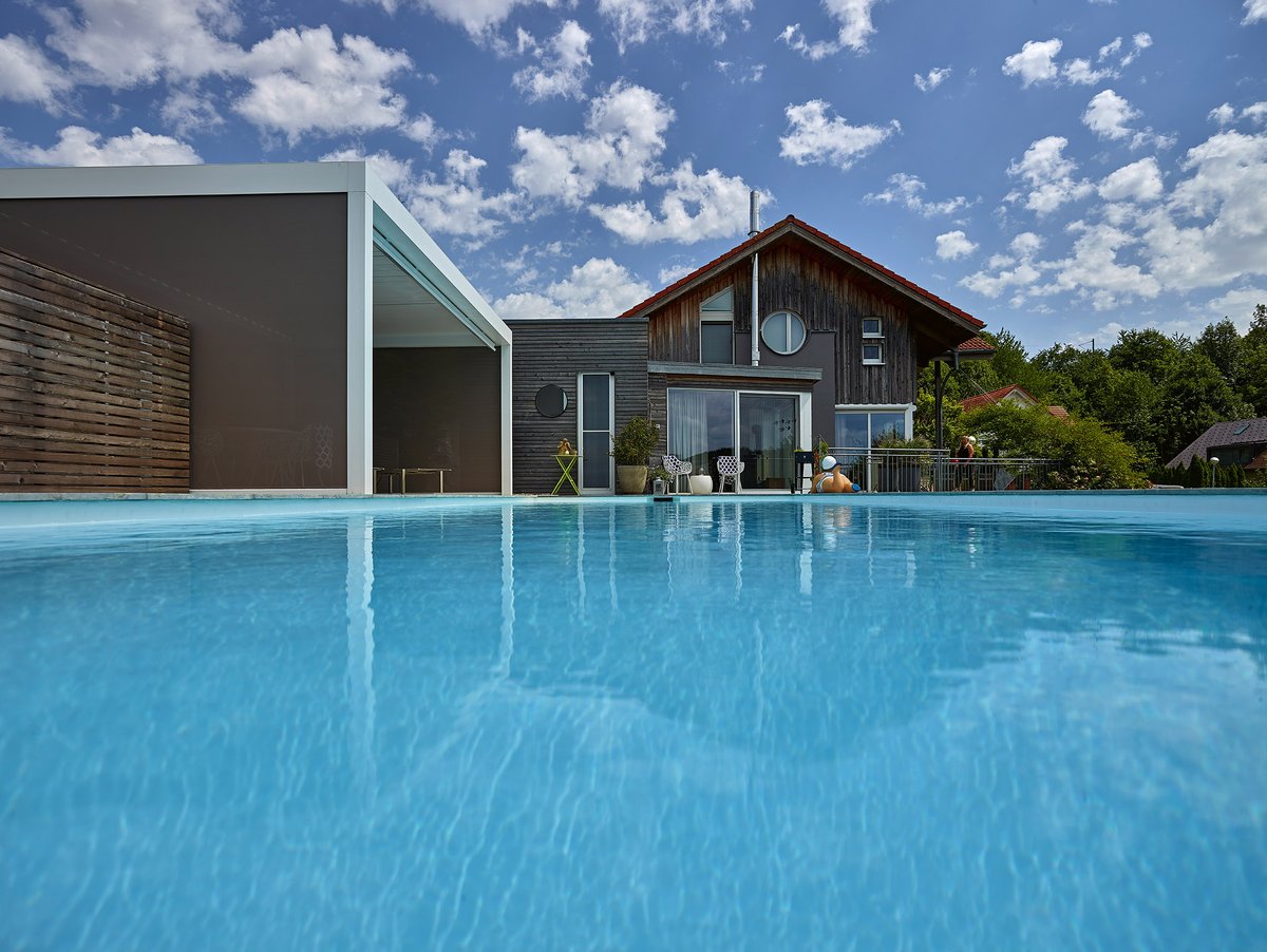 PoolMagazin's tweet photo. Neue Woche - neue Projektvorstellung 💦 Dieser Pool wurde von der SSF Schwimmbad GmbH perfekt in den Hang gebaut. Alle Details im Artikel auf: 
https://t.co/ewZeNyG0DF

#pool #poolmagazin #poolbau #swimmingpool #outdoorpool #poolamhang #hausbau #poolbauen https://t.co/jtIQuqNcRW