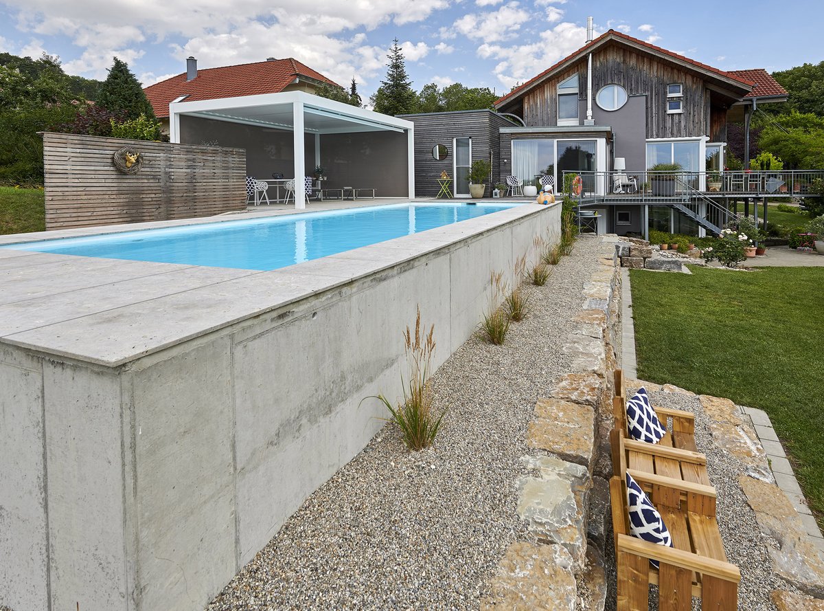 PoolMagazin's tweet photo. Neue Woche - neue Projektvorstellung 💦 Dieser Pool wurde von der SSF Schwimmbad GmbH perfekt in den Hang gebaut. Alle Details im Artikel auf: 
https://t.co/ewZeNyG0DF

#pool #poolmagazin #poolbau #swimmingpool #outdoorpool #poolamhang #hausbau #poolbauen https://t.co/jtIQuqNcRW