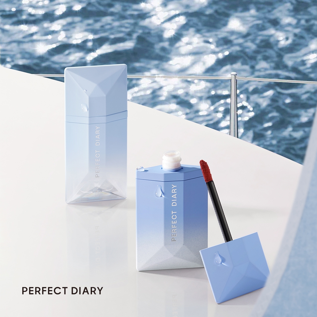 PerfectDiary_us's tweet photo. Apply it, wait for it, wipe it, and it's locked!💙
This lightweight ReadMe Lip Gloss is from our Denim Collection, designed for hot summer. With the gradient blue package, it delivers a glassy, mosituring and natural finish. 🙌🌊

🛒:https://t.co/7MxysMUKB9 https://t.co/FDEd9UTmMj