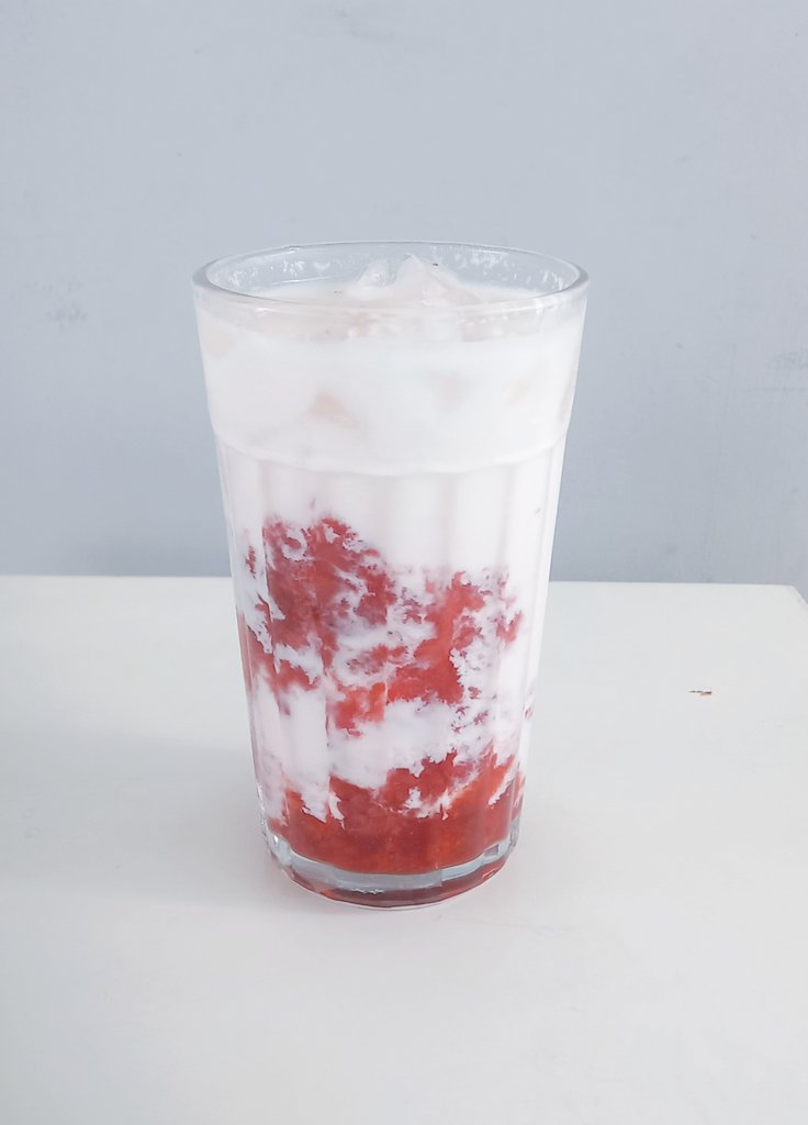 part 7.

asta vs dapur.
kali ini aku mau bikin minuman lah ya, karna terik banget gess.

berhubung aku pernah jadi barista, ga ada salahnya coba resep yang pernah kujual ygy.

ayo bikin korean strawberry milk dengan 4 langkah;

1. cincang strawberry jadi potongan kecil (ini…