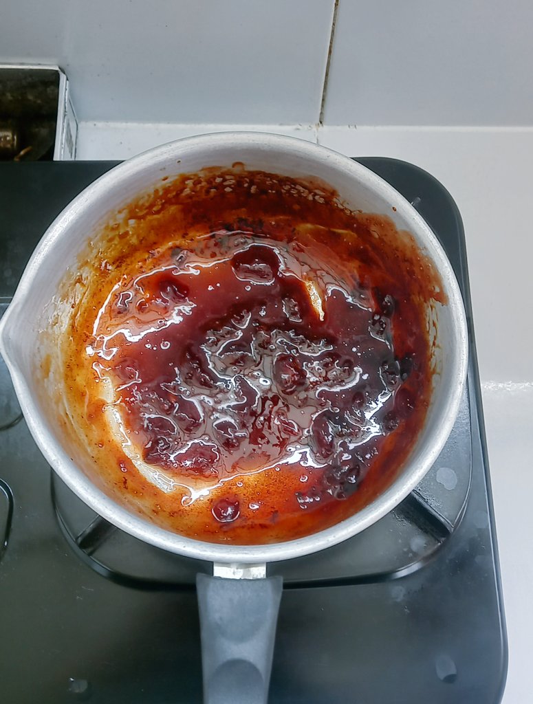 jellypastaa's tweet photo. part 7.

asta vs dapur.
kali ini aku mau bikin minuman lah ya, karna terik banget gess.

berhubung aku pernah jadi barista, ga ada salahnya coba resep yang pernah kujual ygy.

ayo bikin korean strawberry milk dengan 4 langkah;

1. cincang strawberry jadi potongan kecil (ini memudahkan strawberrynya hancur dan mengental).

2. masak sampai hancur dan mengental. setelah mengental, kasi gula 2 sendok aja, biar ga terlalu manis dan rasa strawberry tetap ada.

3. aduk sampai gulanya larut dan strawberrynya makin kental dan benyek.

4. masukin ke gelas, tambahkan es batu secukupnya, tuang susu segimana enaknya.

voila, jadi deh.
kalo kalian mau coba, jangan lupa mention aku ya!