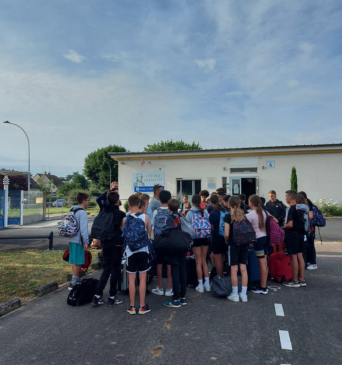 LaFayette036's tweet photo. Les Châteaux à vélo ! Départ ce matin du collège @LaFayette036 #chatearoux
#blois
#amboise
#chenonceau
@ac_orleanstours https://t.co/qIQB2MzScd