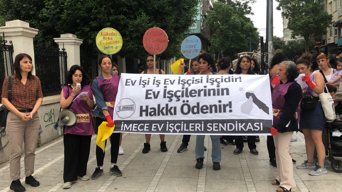 🟣16 Haziran Dünya Ev İşçileri Günü. Türkiye'de 2 milyon ev işçisi olduğu tahmin ediliyor ancak İş Kanunu'nda dahi adı yok. Güvencesiz koşullara, taciz ve emek sömürüsü altında yaşam mücadelesi veriyorlar

🖊️Jin Dergi Ekibi #dosya

👉kadineki.com/detay/gorunmey…