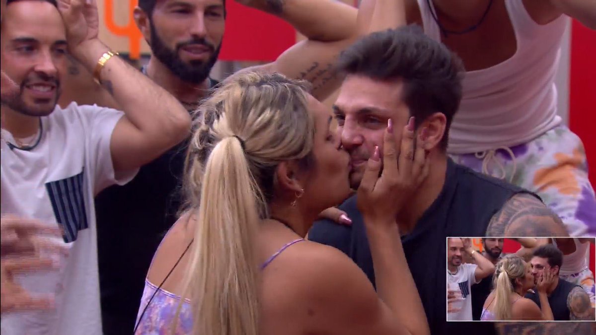 Wendy y Nicola se besan en  #LaCasaDeLosFamososMx

👏🏻❤️