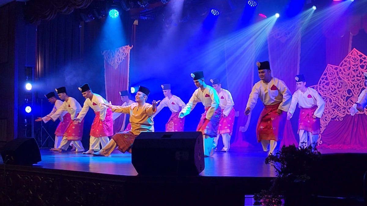 aymanpsycho's tweet photo. Nuansa Zapin 2.0 by Nyala Dance Theatre. Directed and choreographed by @KerolMohtar.

I had the pleasure over the last weekend to sit in and watch the 3 days performance by Nyala Dance Theatre, a local dance company whose forte is in Malay Tradisional Dance. Kerol Mohtar, https://t.co/5bhaQtxF74