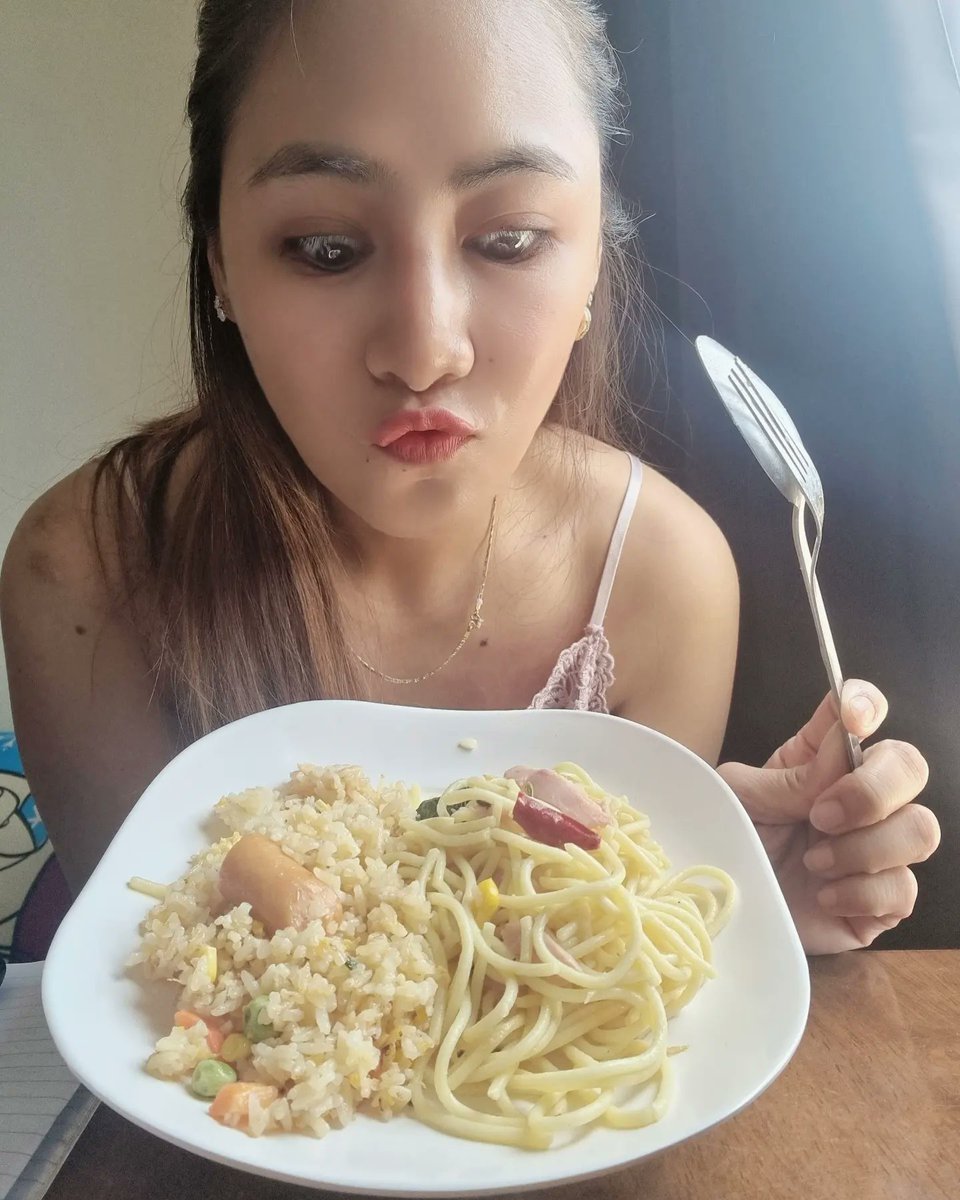Risa_salina's tweet photo. เมื่อคุณเป็นลูกสาวเชฟใหญ่ หน้าตาอาหารที่คุณจะได้กินแต่ละมื้อมันก็จะประมาณนี้😂 #ลูกสาวเชฟ #เชฟกระทะเหล็ก #เชฟกระทะล่อน #เชฟแอนระยอง #เชฟพัทยา #chef #misschef #thaigirl https://t.co/2tZaLuLGB2