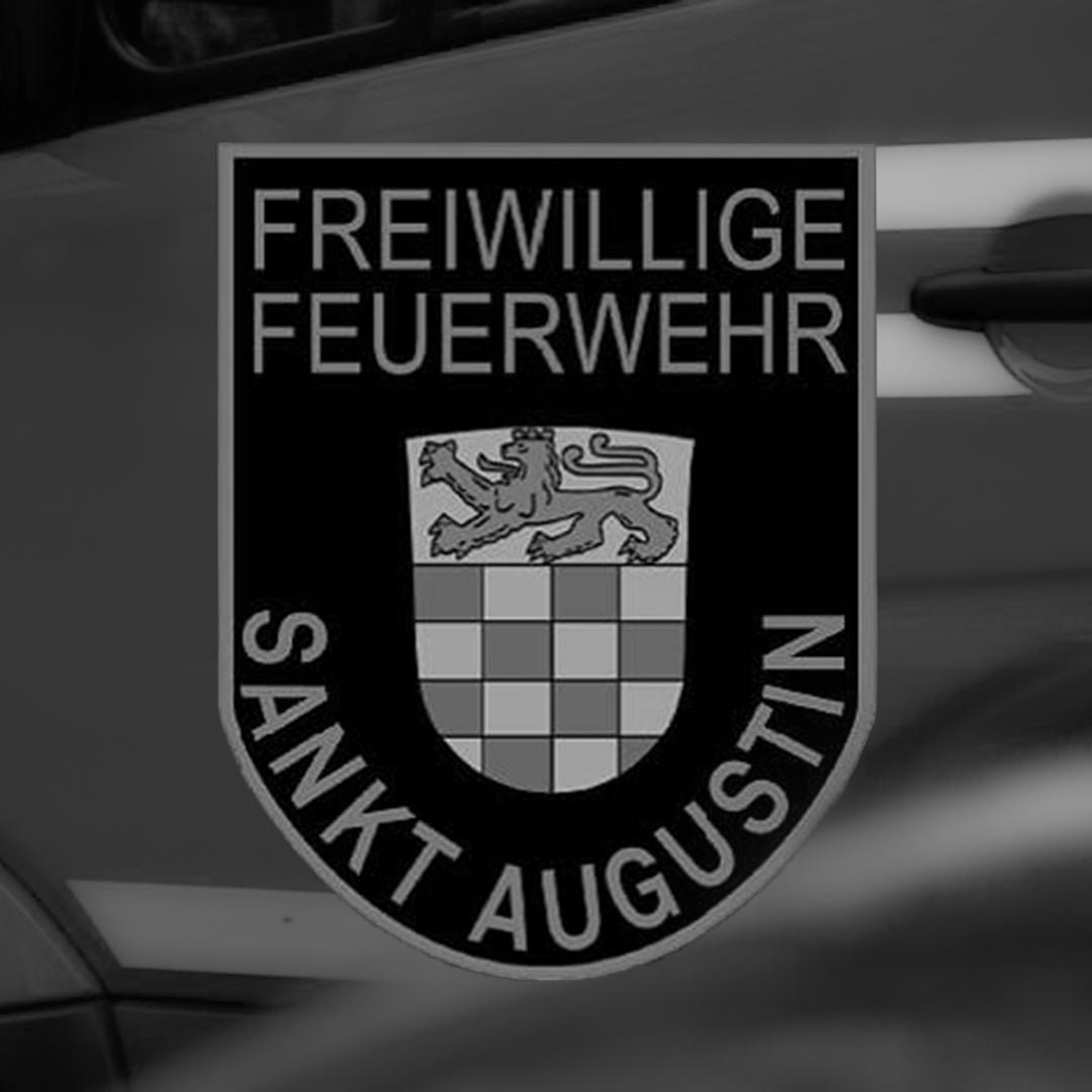 Leider haben sich die schlimmsten Befürchtungen bestätigt.

Die beiden als vermisst geltenden Einsatzkräfte der Freiwilligen Feuerwehr Sankt Augustin konnten nur noch tot aus dem Gebäude geborgen werden. 1/3