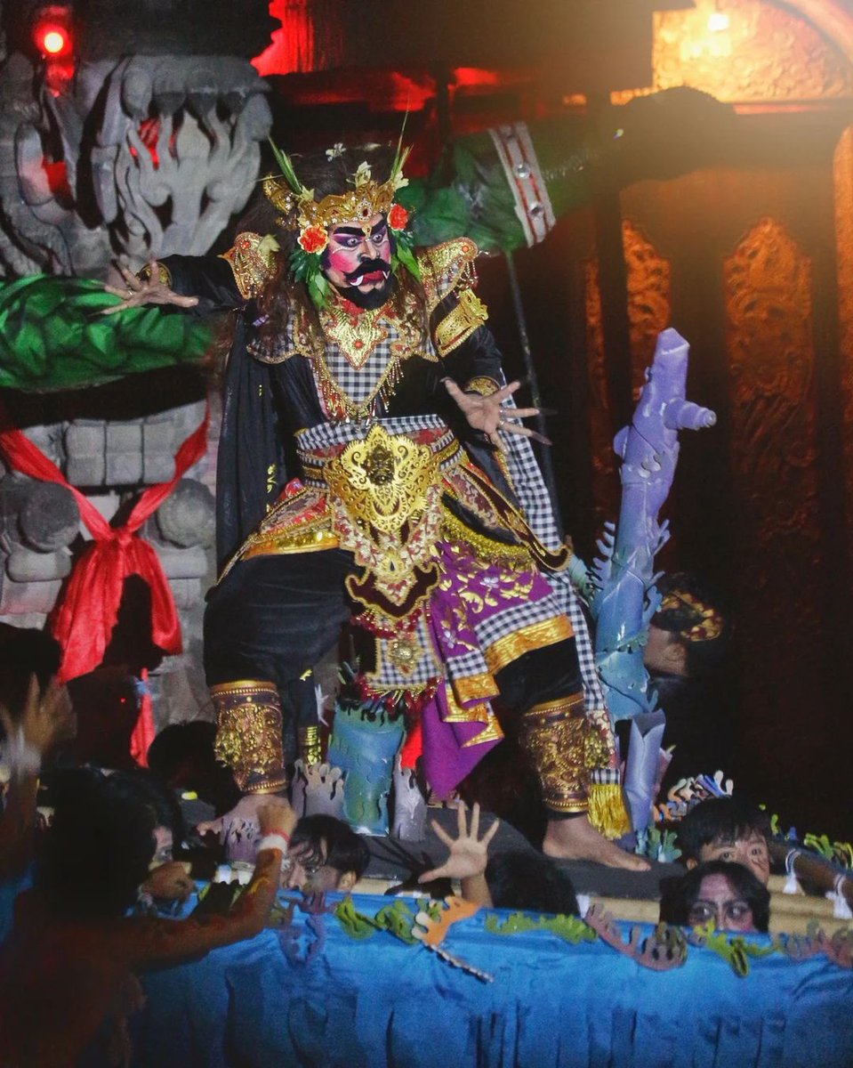 BASAbali's tweet photo. Pembukaan Pesta Kesenian Bali 2023
"Karang Kaang Kambang", garapan kolaborasi Komunitas Seni Usadhi Langu dengan ISI Denpasar bertempat di Panggung Terbuka Ardha Candra, Art Centre Denpasar. (18/6)
Cr: dartha_muggle
#pestakesenianbali #pkb2023 #bali https://t.co/EFR0Hs7oof
