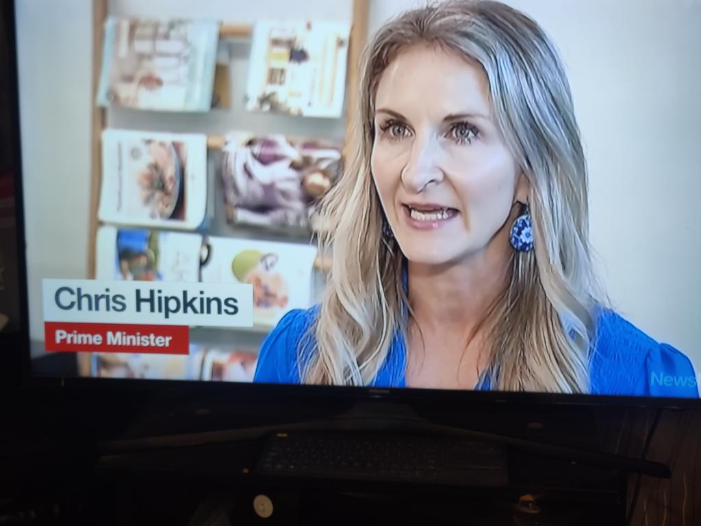 Ummm a gender change <a href="/chrishipkins/">Chris Hipkins</a> ??? Good one <a href="/NewshubNZ/">Newshub</a>