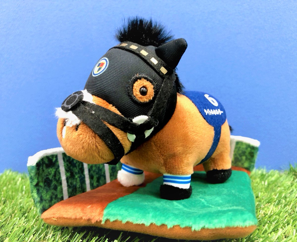 プライズ商品】 ぬいぐるみでできたパドックの台座に乗った人気